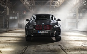 Черный стильный автомобиль BMW X6 M50i, 2021 года вид спереди