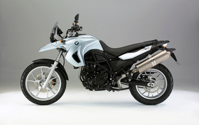 Мотоцикл BMW  F 650 GS на сером фоне 