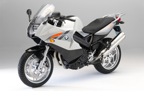 Мотоцикл BMW F 800 ST на сером фоне крупным планом 
