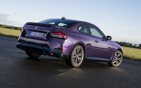 Фиолетовый автомобиль BMW M240i XDrive Coupé 2021 года вид сзади