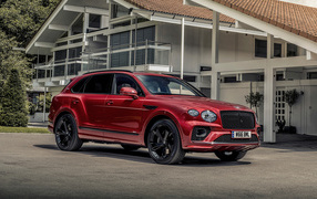 Бордовый автомобиль Bentley Bentayga Hybrid First Edition 2021 года у дома 