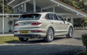Автомобиль Bentley Bentayga Hybrid First Edition 2021 года вид сзади у дома