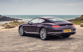 Автомобиль Bentley Continental GT Mulliner вид сзади