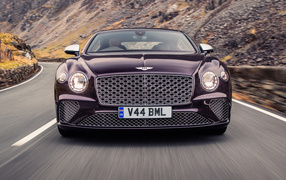 Автомобиль Bentley Continental GT Mulliner вид спереди