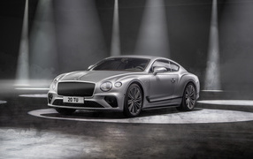 Дорогой автомобиль Bentley Continental GT Speed 2021 года в свете софитов