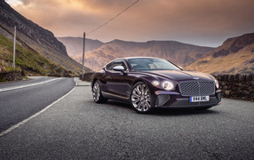 Дорогой Bentley Continental GT Mulliner на трассе в горах