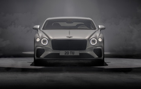 Серебристый автомобиль Bentley Continental GT Speed 2021 года на сером фоне