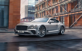 Серебристый дорогой автомобиль Bentley Continental GT Speed 2021 года