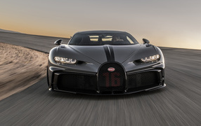 Автомобиль Bugatti Chiron Pur Sport на трассе
