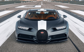 Спортивный автомобиль Bugatti Chiron  на гоночной трассе