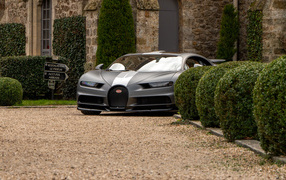Дорогой автомобиль Bugatti Chiron  у дома