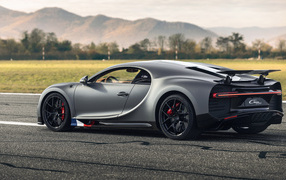 Серебристый спортивный автомобиль Bugatti Chiron  вид сзади
