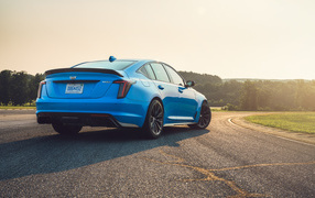 Голубой автомобиль Cadillac CT5-V Blackwing, 2022 года вид сзади