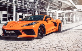 Быстрый оранжевый спорткар Chevrolet Corvette 2021 года
