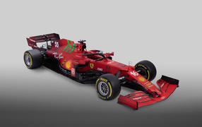 Гоночный болид Ferrari SF21 2021 года на сером фоне