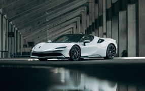 Белый автомобиль Ferrari SF90, 2021 года в ангаре 