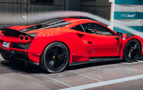 Красный спорткар Novitec Ferrari F8 Tributo N-Largo 2021 года вид сзади