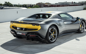 Автомобиль Ferrari 296 GTB Assetto Fiorano 2022 года вид сзади