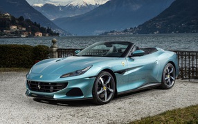 Красивый спортивный автомобиль Ferrari Portofino M 2021  года