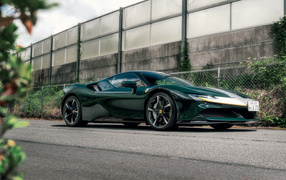 Автомобиль Ferrari SF90 Stradale Assetto Fiorano у стены