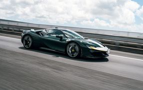 Зеленый Ferrari SF90 Stradale Assetto Fiorano на трассе