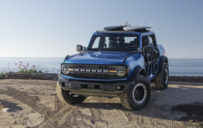 Внедорожник Ford Bronco Riptide Concept 2021 года на фоне моря