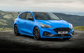 Голубой автомобиль Ford Focus ST Edition 2021 года
