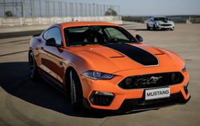 Оранжевый автомобиль Ford Mustang Mach 1 2021 года