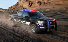 Черный пикап Ford F-150 Police Responder, 2021 года на трассе