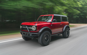 Красный внедорожник  Ford Bronco 2-Door 2021 года на дороге