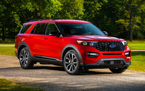 Красный Ford Explorer ST-Line, 2022 года в парке