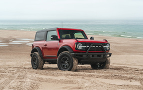 Красный джип  Ford Bronco 2-Door First Edition, 2021 года у моря