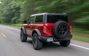 Красный джип Ford Bronco 2-Door, 2021 года вид сзади 