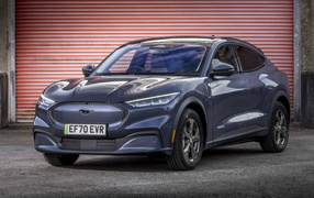 Автомобиль Ford Mustang Mach-E X 2021 года у гаража