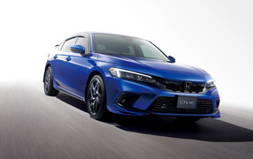 Синий автомобиль Honda Civic Hatchback 2021 года на белом фоне 