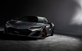 Серый быстрый автомобиль Honda NSX на сером фоне 