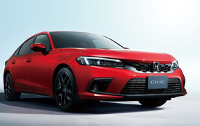 Красный автомобиль Honda Civic Hatchback 2021 года