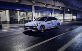 Автомобиль Hyundai Elantra N 2021 года у гаража
