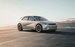 Автомобиль Hyundai IONIQ 5 2021 года в лучах солнца
