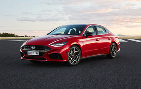 Красный автомобиль Hyundai Sonata N Line 2021 года на дороге