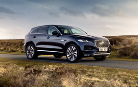 Черный автомобиль Jaguar F-Pace P400e AWD 2021 года