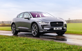 Автомобиль Jaguar I-Pace EV400 AWD S, 2021 года на дороге весной