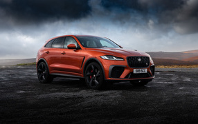 Автомобиль Jaguar F-Pace SVR на фоне грозового неба