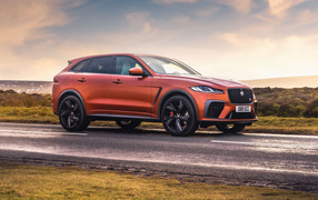 Кроссовер Jaguar F-Pace SVR на дороге
