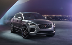 Стильный автомобиль Jaguar E-Pace R-Dynamic 2021 года на фоне города