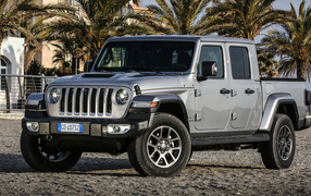 Серебристый пикап Jeep Gladiator Overland 2021 года