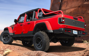 Красный Jeep Red Bare Gladiator Rubicon 2021 года в горах