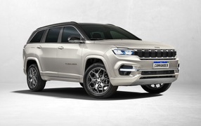 Серебристый внедорожник Jeep Commander Overland 2022 года