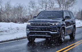 Внедорожник Jeep Grand Wagoneer Series III, 2022 года на дороге зимой