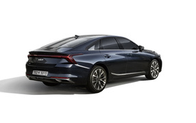 Черный автомобиль Kia K8 2021 года вид сзади
